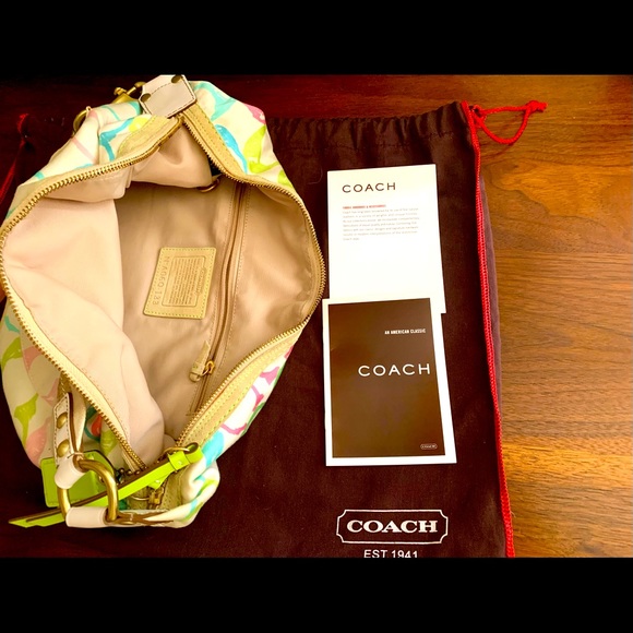 Coach Hampton - Picture 4 of 9